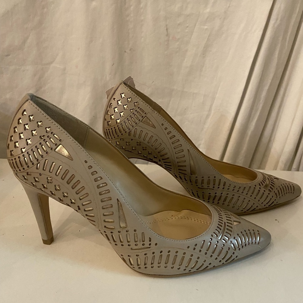 Carlo Rossetti leather  beige cutout pumps size 7.5 NWT